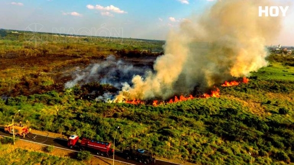 HOY / El infierno de los incendios en Asunción: dos aviones derraman agua sobre el Pargue Guasú
