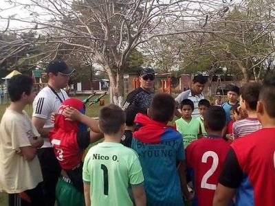 Jóvenes pilarenses sueñan con ser futbolistas profesionales - Fútbol - ABC Color
