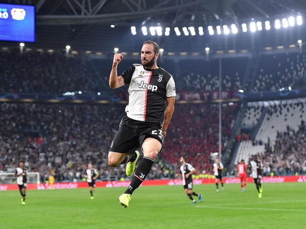 Higuaín y Cristiano dirigen el triunfo de Juventus ante Bayer