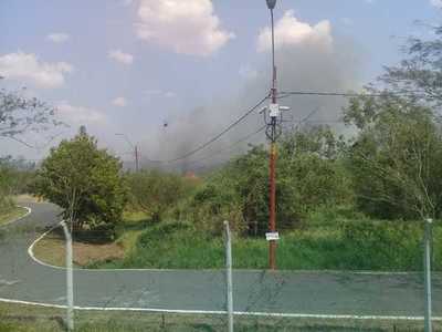 Arde el Parque Guasu: Bomberos aún no logran aplacar el fuego » Ñanduti