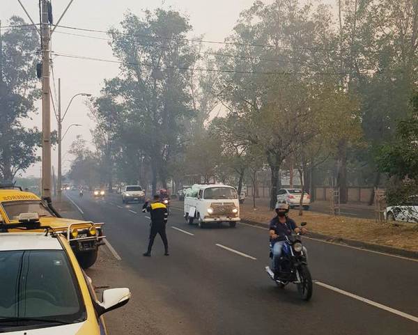 Incendio avanza y humo “se adueña” peligrosamente de la Autopista Silvio Pettirossi •