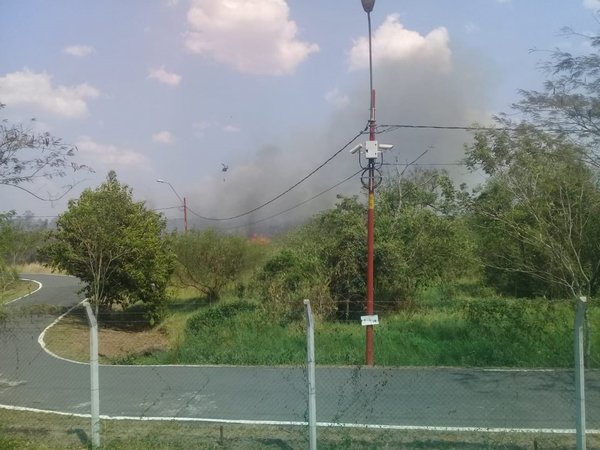Bomberos estiman que en 2 horas podrían controlar el fuego en el Parque Guasu