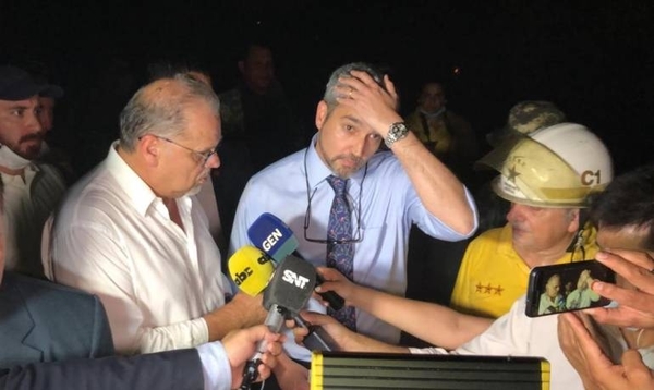 HOY / Mario Abdo visita zona de incendio en el Parque Guasú y acompaña labor de bomberos voluntarios