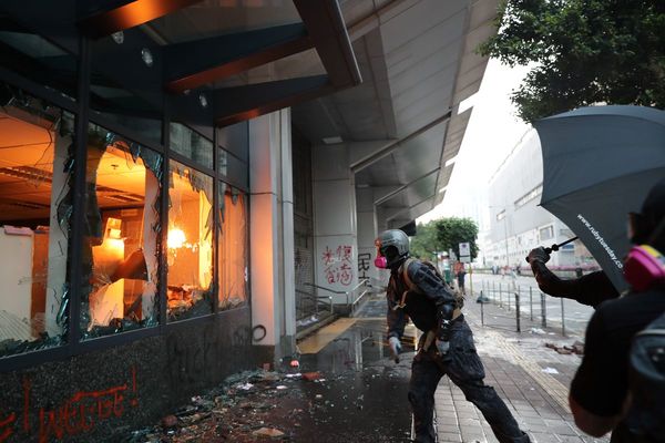 Violencia en Hong Kongeclipsa festejos en China