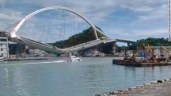Se derrumbó un puente en Taiwán (video)