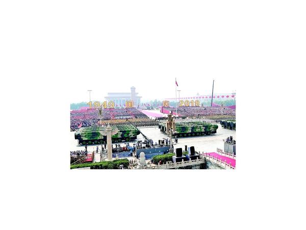 China exhibe poderío militar en desfile por sus 70 años