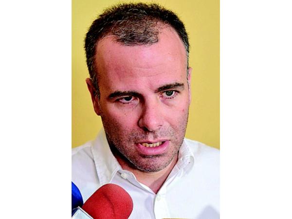 Gómez de la Fuente renuncia tras denuncia de ilícito