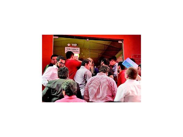 Jóvenes colorados coparon la Junta por cierre de inscripción