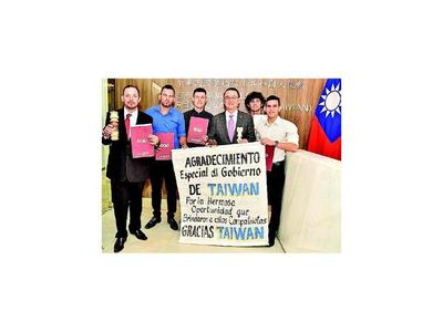 Becarios carpinteros retornan tras curso  intensivo en Taiwán