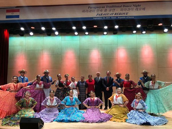 Elenco de baile Paraguay Rekove se presentó en Corea del Sur  - Cultura - ABC Color