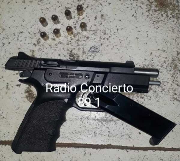 Detienen a hombre que amenazó con arma de fuego a su pareja