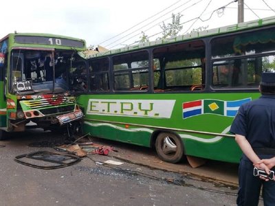 Accidente entre colectivos deja un fallecido y varios heridos en Capiatá