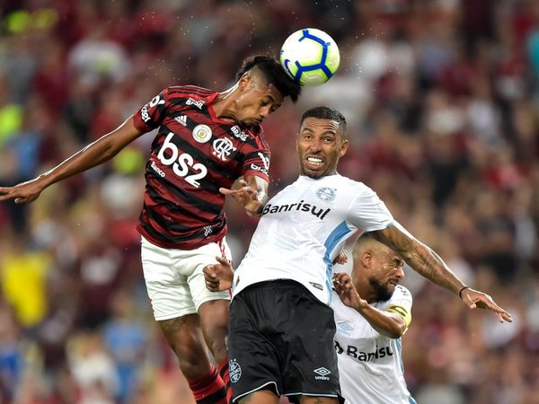 Dos gigantes brasileños inician disputa por un cupo en final de Libertadores