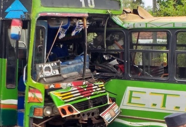 Identifican a fallecida en choque frontal de buses