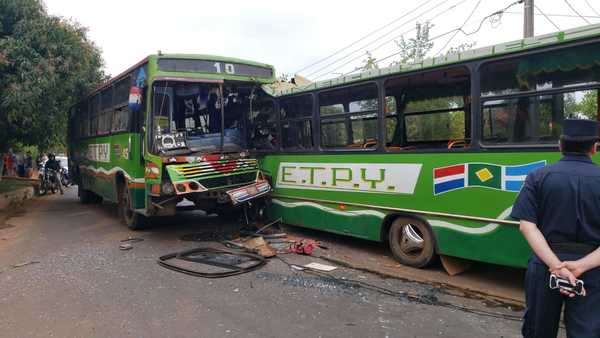 Un fallecido tras accidente entre dos buses en Capiatá