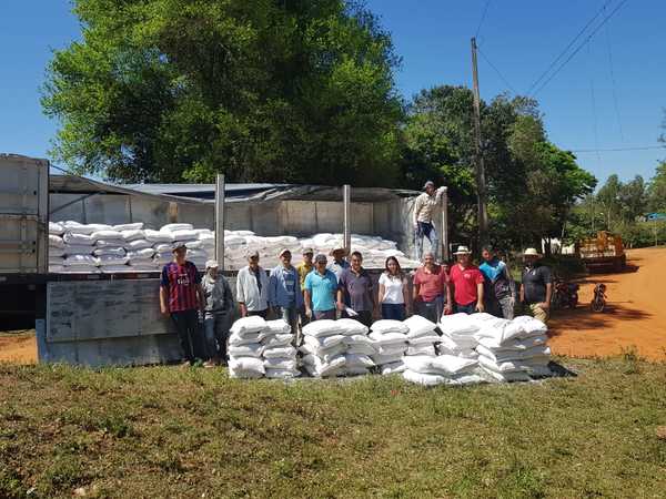 MAG entregó cal agrícola a productores de cebolla de Caaguazú | .::Agencia IP::.