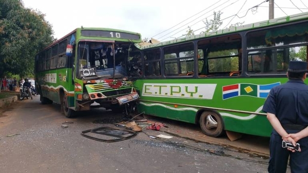 HOY / Buses de misma empresa chocan en Capiatá y muere una pasajera