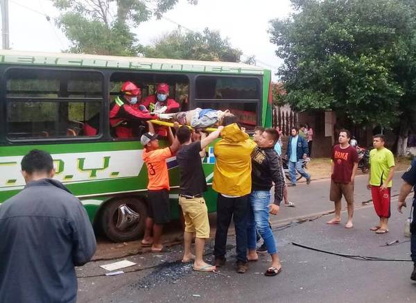 Pasajera muere en choque frontal de colectivos en Capiatá •