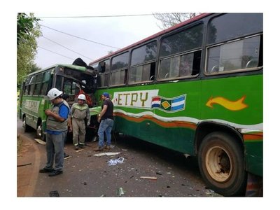 Una fallecida y once heridos dejó accidente entre micros