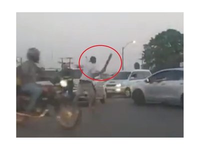 VIDEO: Camionero le pegó con palo a un PMT