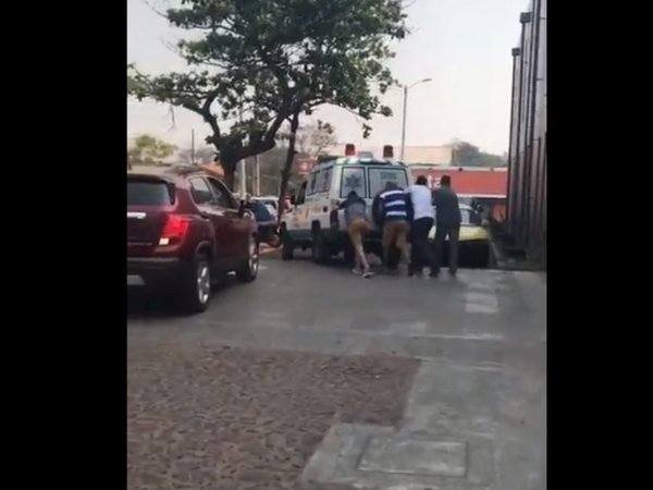 VIDEO: Empujaron ambulancia para trasladar a una paciente