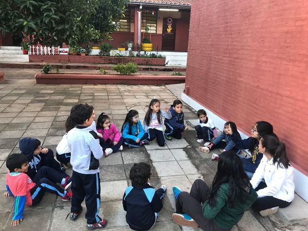 Expresando ideas con las manos, joven da clases de lengua de señas - Periodismo Joven - ABC Color