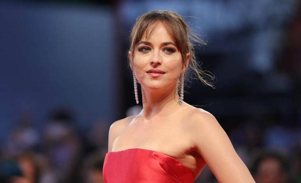 HOY / Dakota Johnson revela testimonios de víctimas de violación, acoso y desigualdad de género