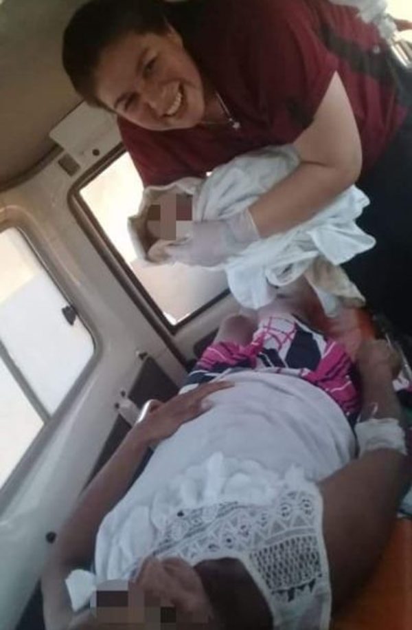 Mujer da a luz en ambulancia