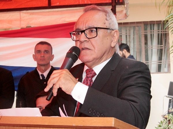 No los conocía, pero dejó que continuaran por recomendación