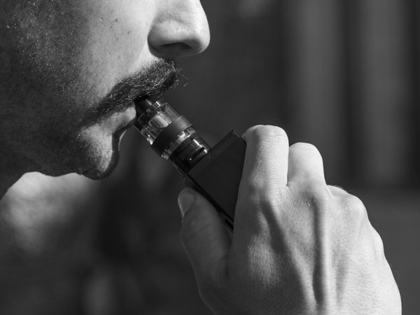 Media sanción para regulación del uso de vapeadores