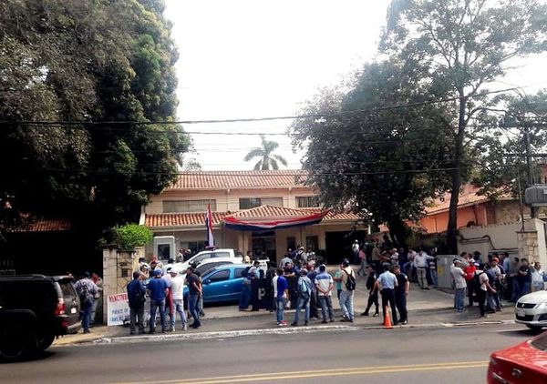 Exobreros de Acepar levantan huelga tras llegar a un acuerdo con la Procuraduría - Nacionales - ABC Color