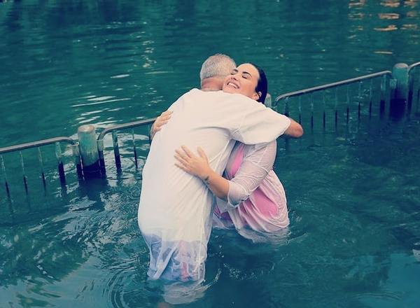 Demi Lovato se bautizó en el Río Jordán