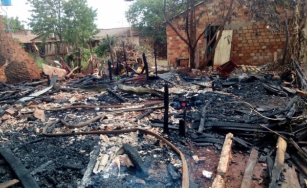 Vivienda del Km 11 es consumida por un incendio