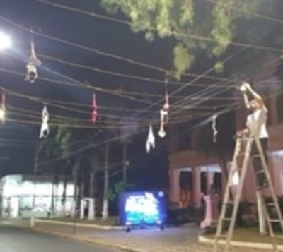 Villarrica amanece con gran cantidad de sostenes colgados - Paraguay.com