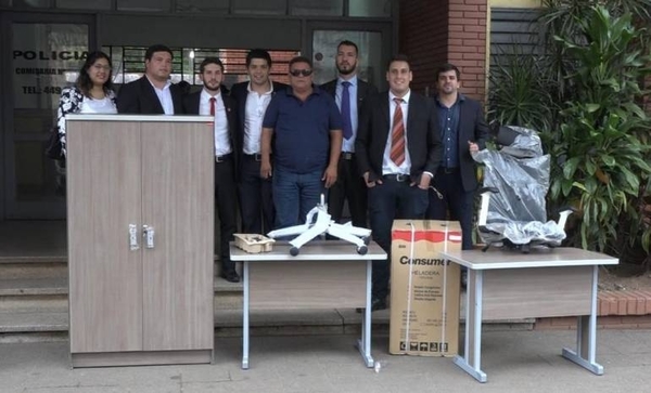 HOY / Mismos muebles, diez veces más baratos que los de "oro", jóvenes donan a 2 comisarías