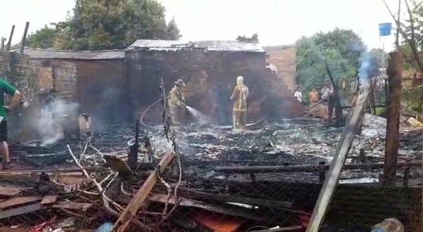 Voraz incendio consume vivienda