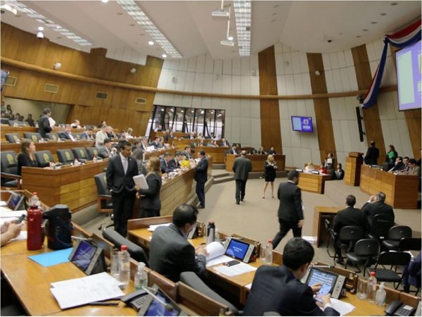 Diputados aprueban nivelación salarial para docentes de la UNA