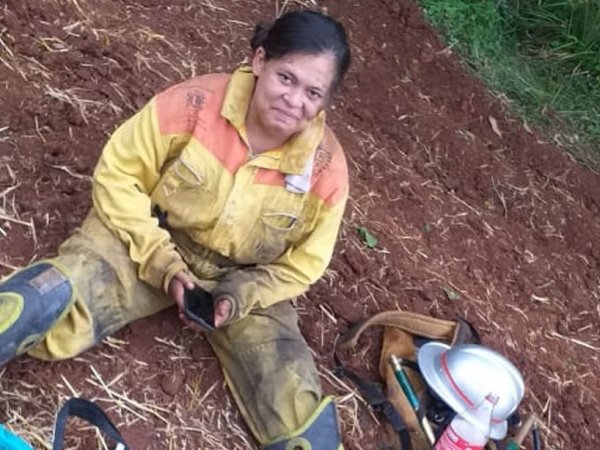 Aspirante a bombera celebra su cumpleaños combatiendo el fuego