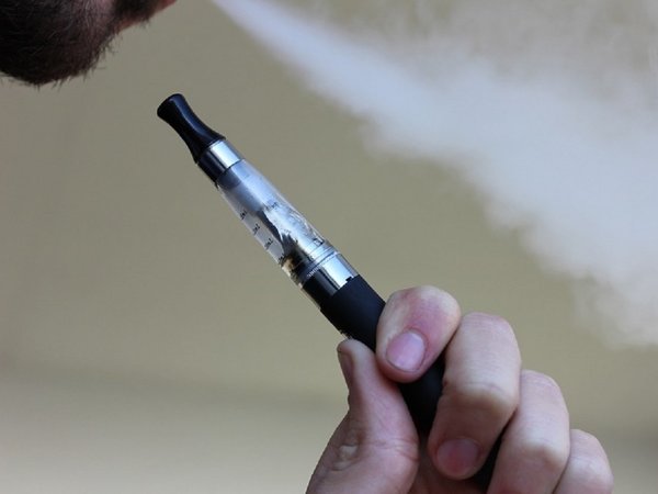 Vapores químicos y no lípidos, causa de daño pulmonar por vapeo