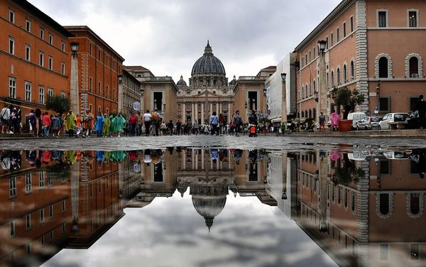 Escándalo en el Vaticano por presuntas transacciones ilegales - Mundo - ABC Color