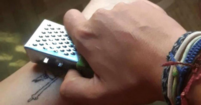 Se quitó su tatuaje con ¡un rayador de queso!