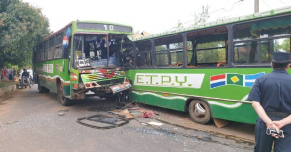 Dos buses de la misma empresa chocan fatalmente
