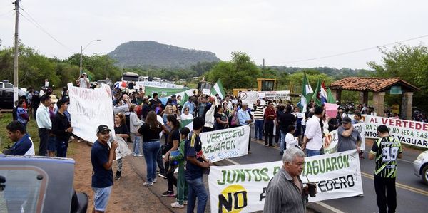 Cierran ruta para decir “No al vertedero” en Yaguarón - Interior - ABC Color
