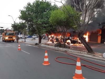 Un colectivo arde en llamas en Asunción