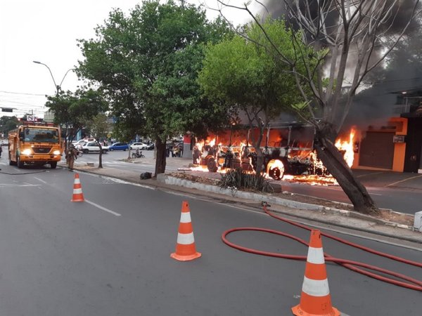 Un colectivo arde en llamas en Asunción