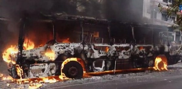 Ómnibus, devorado por las llamas. Fuego alcanza cables de la ANDE - ADN Paraguayo