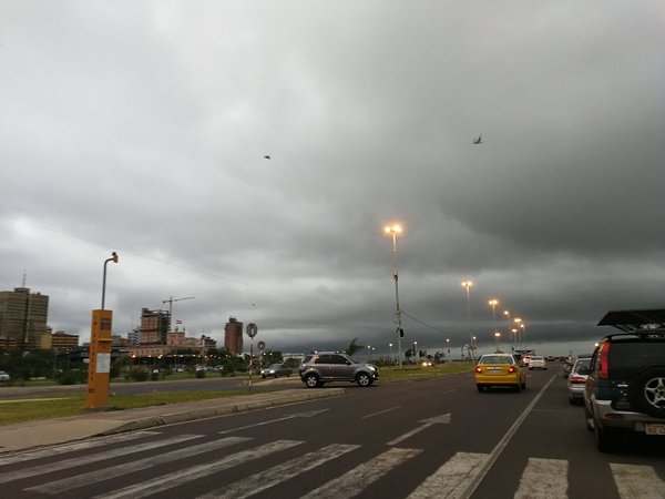 Anuncian jueves fresco y con lluvias