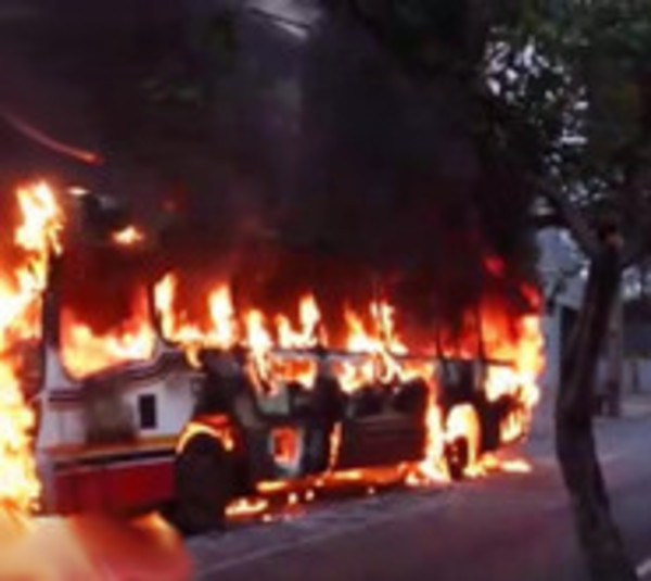 Bus del transporte público arde en llamas sobre plena avenida - Paraguay.com