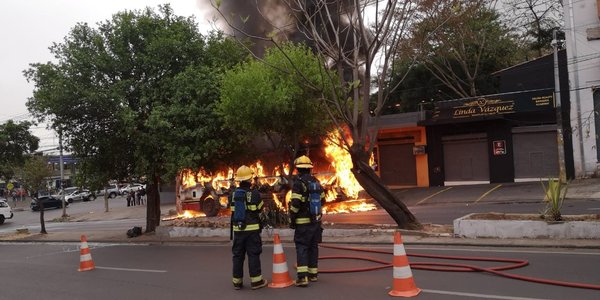 Bus se incendia en plena marcha