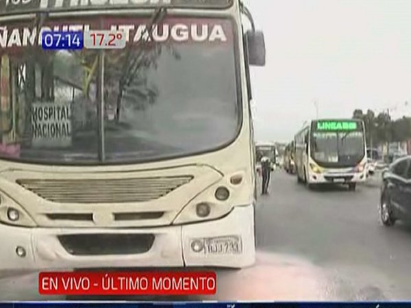 Chofer y pasajeros controlan principio de incendio de colectivo